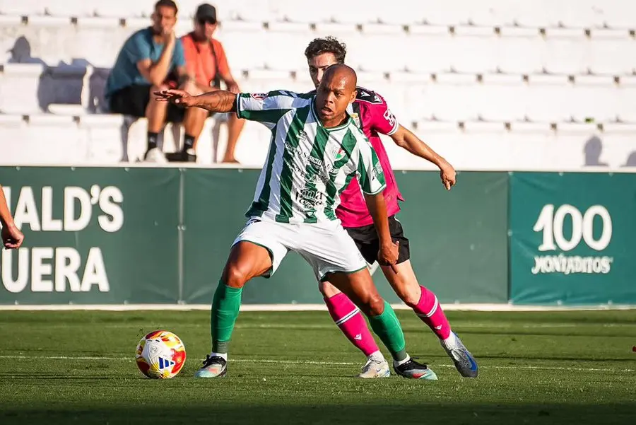 Biabiany con la pelota ante el Cartagena / Foto: Antequera CF