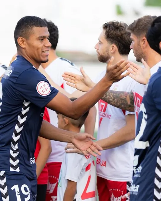 Pasamanos pre-partido entre el Atl&eacute;tico Antoniano y La Uni&oacute;n Atl&eacute;tico / Foto: CDU Malacitano en X