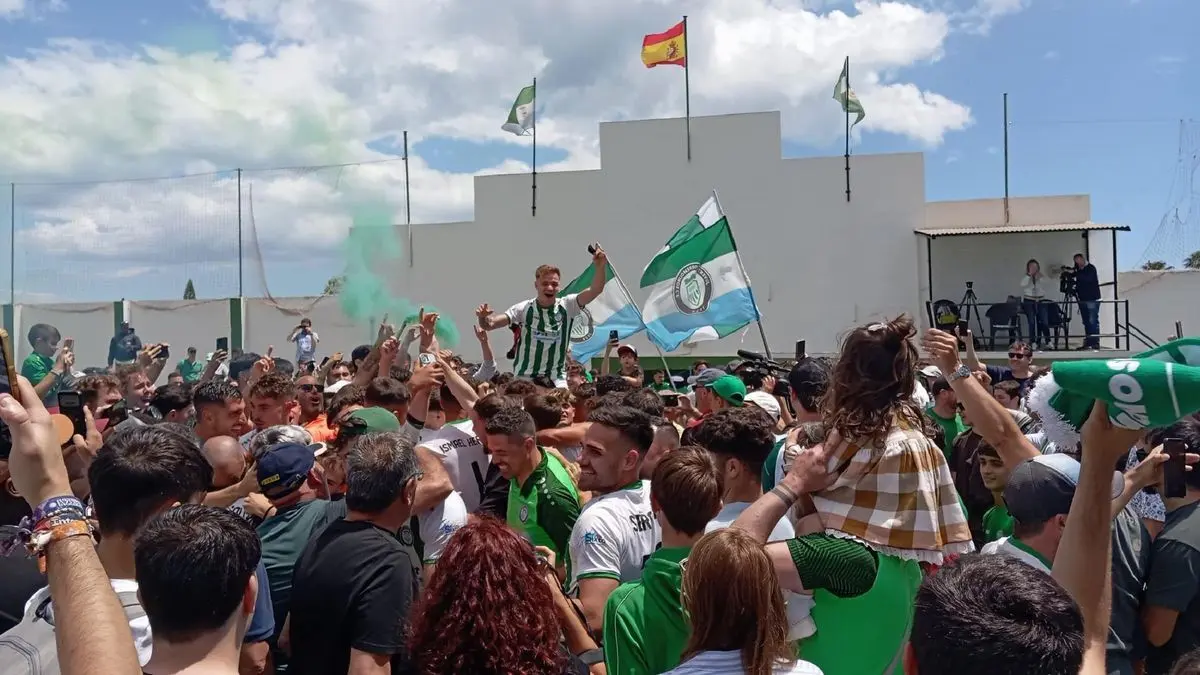 El Pozuelo celebrando el ascenso del Juventud Torremolinos s Primera RFEF / Foto: La Opini&oacute;n de M&aacute;laga