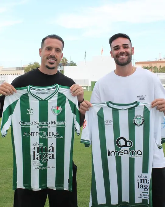 Iv&aacute;n Rodr&iacute;guez y Sergio D&iacute;az intercambiando las camisetas / Juventud Torremolinos