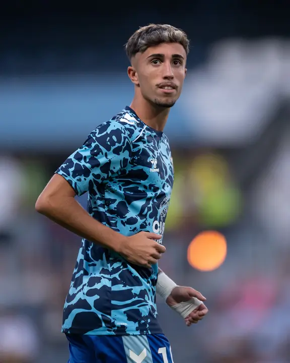 David Larrubia calentando antes de un partido / M&aacute;laga CF en X