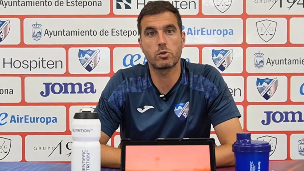 Mikel Llorente, entrenador del Estepona, en Rueda de Prensa / Foto: Diario de Jerez