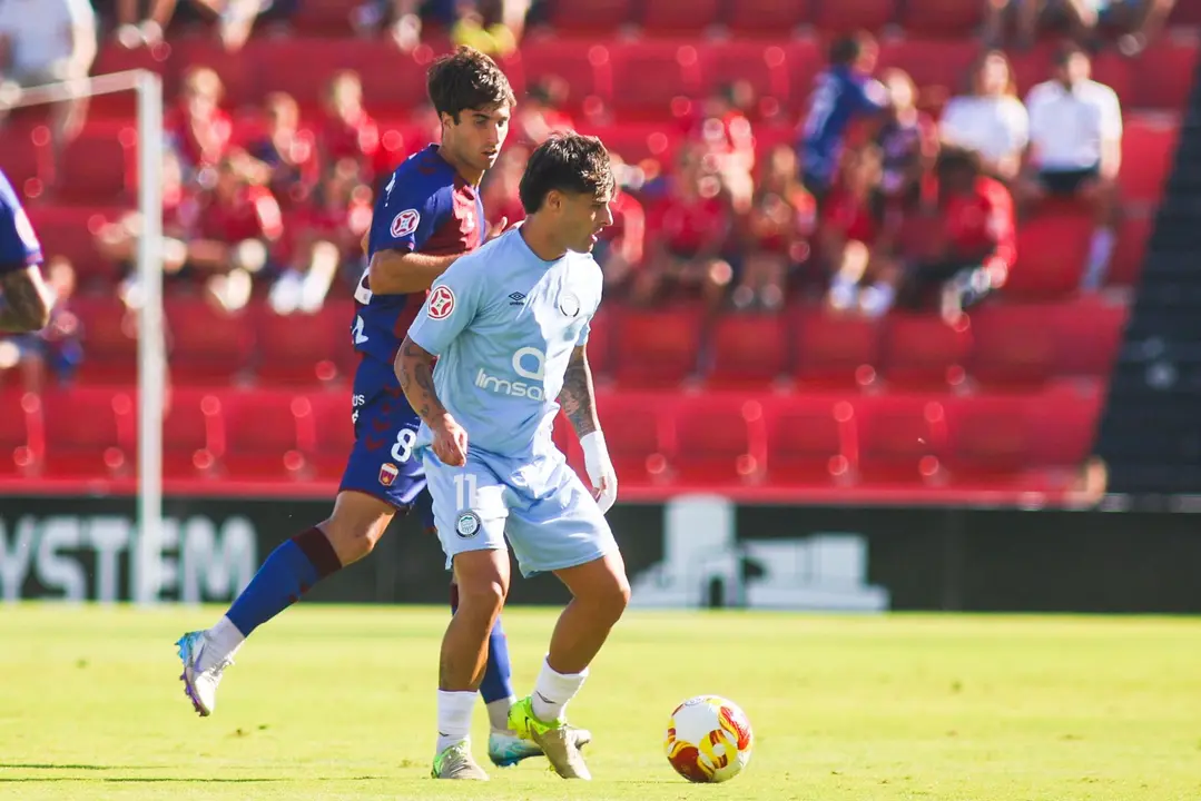 Iban Ribeiro con bal&oacute;n / Foto: Juventud Torremolinos
