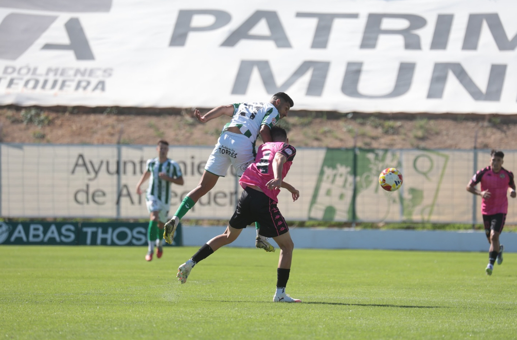Osama peleando un bal&oacute;n por arriba / Foto: Antequera CF