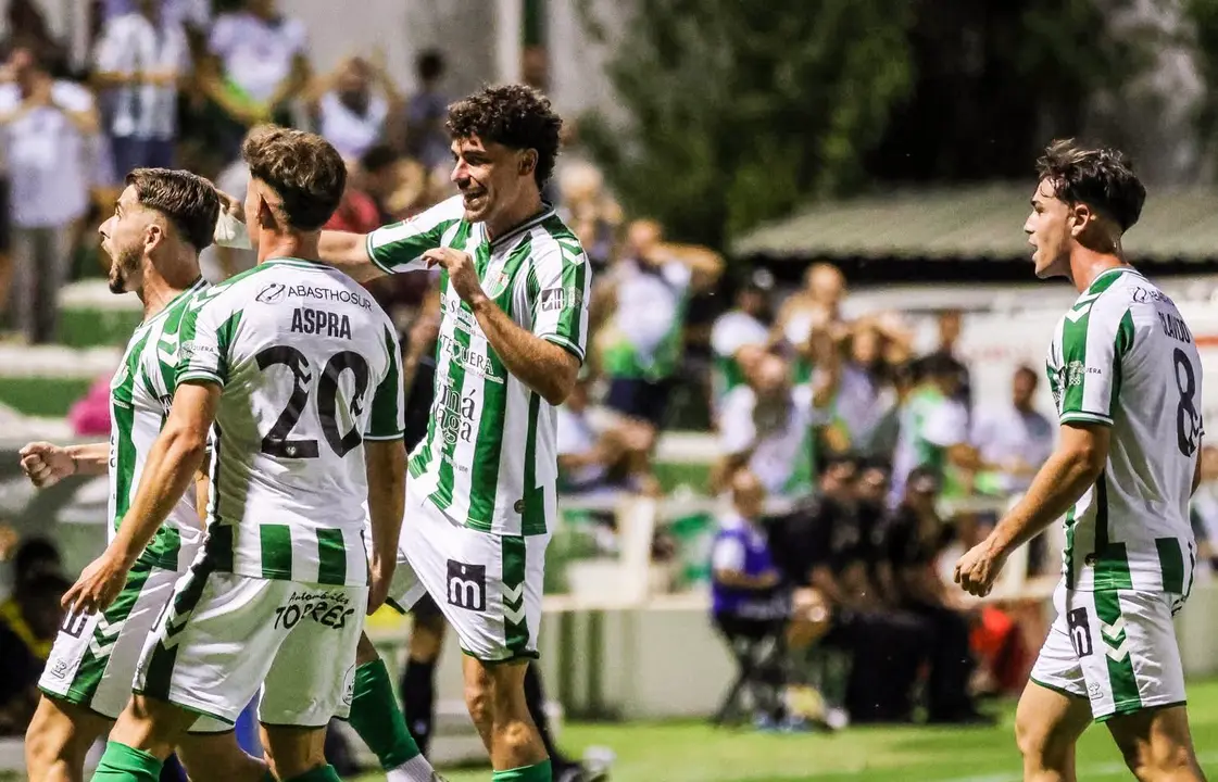 Los jugadores del Antequera celebrando un gol / Foto: Antequera CF