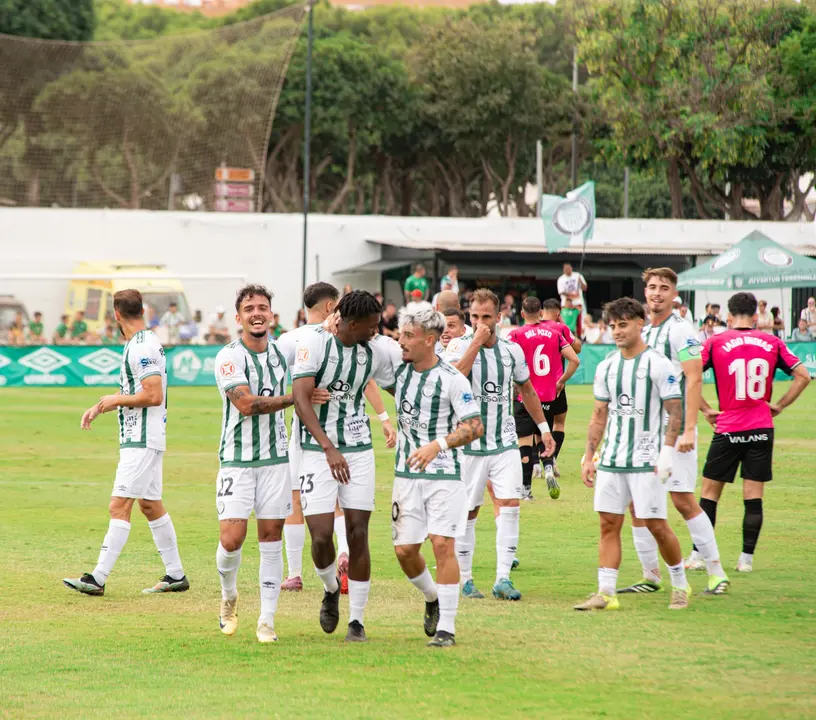 El Torremolinos celebrando el gol de Alset / Juventud Torremolinos