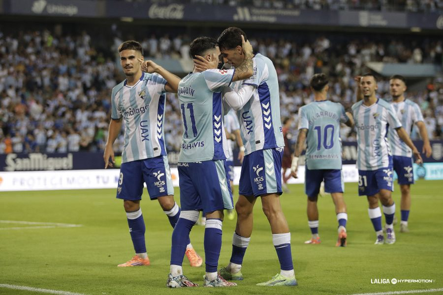 Los jugadores malaguistas celebrando el gol de Chupe / LaLiga Hypermotion en X