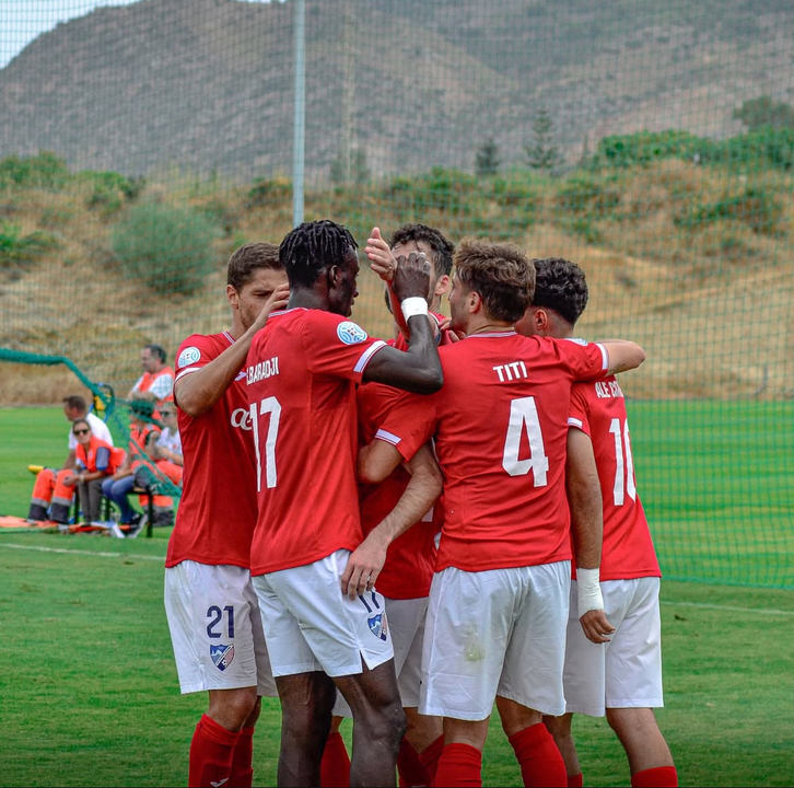 Jugadores del CD Estepona celebrando un gol / Foto: CD Estepona en RRSS