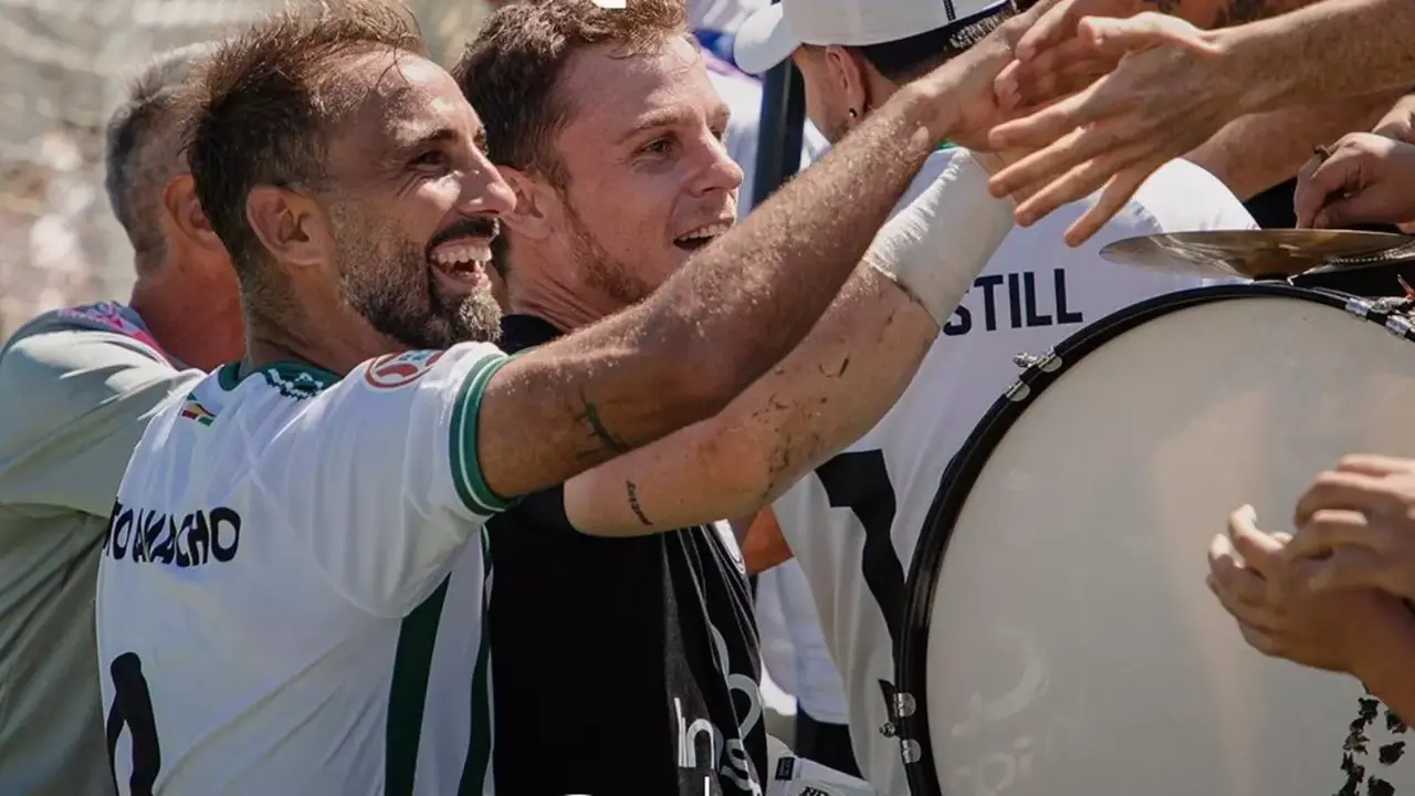 Pito Camacho y Javi Cuenca festejan con los aficionados del Juventud Torremolinos una de las victorias de esta temporada / Foto: Juventud Torremolinos