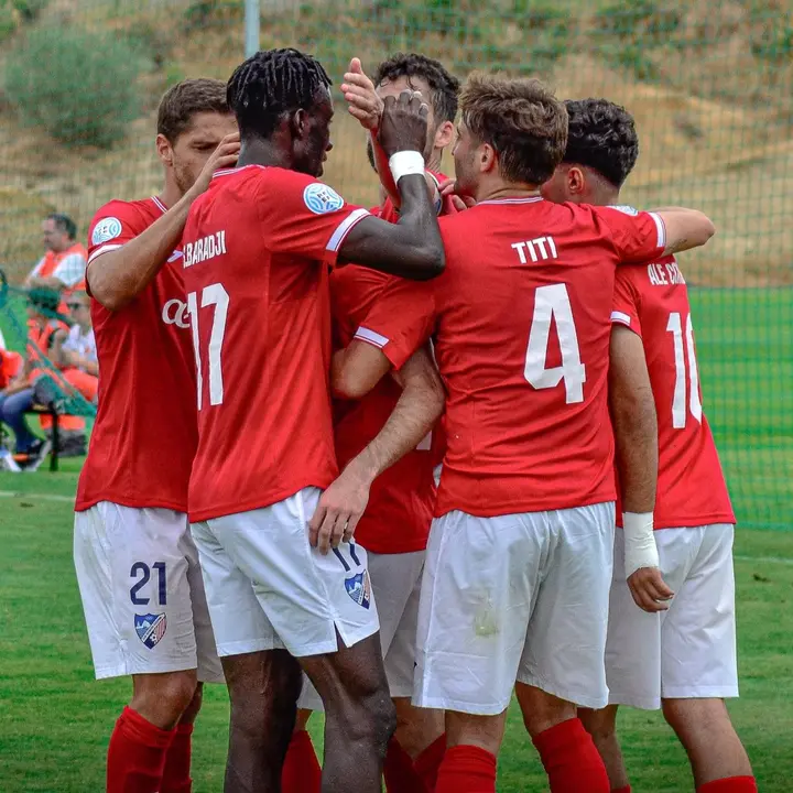 Los jugadores del Estepona celebrando / CD Estepona en X