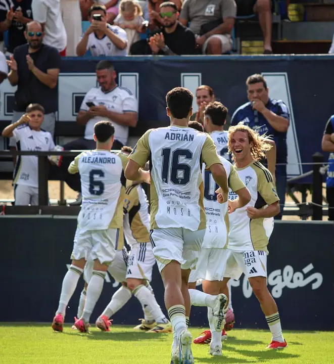 Jugadores del Marbella FC celebrando un gol / Foto: Marbella FC en RRSS