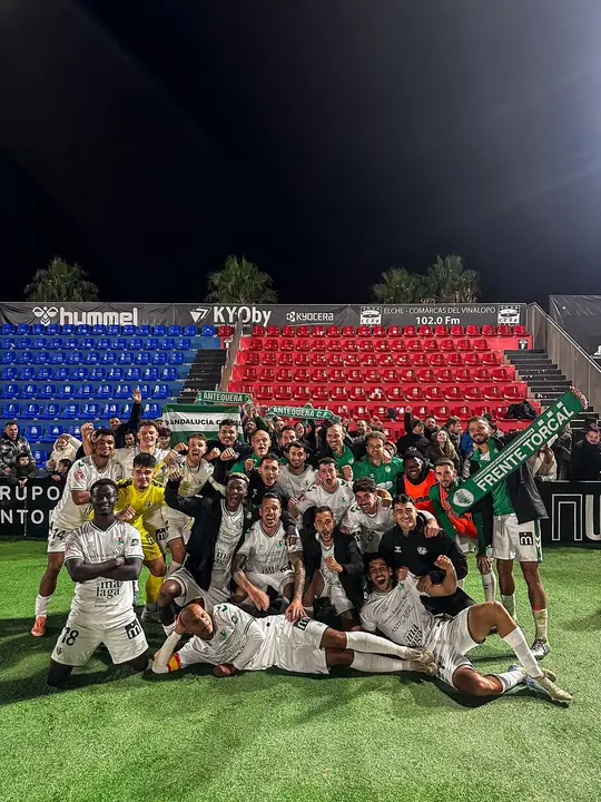 La plantilla del Antequera con sus aficionados / Antequera CF en X