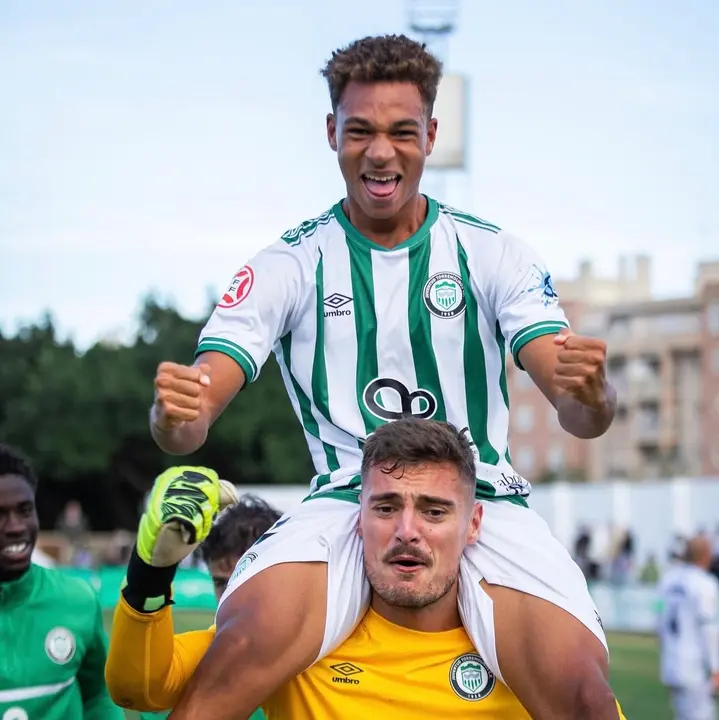 Rodri Ajegun celebrando su gol en los hombros de Fran Mart&iacute;nez / Juventud Torremolinos
