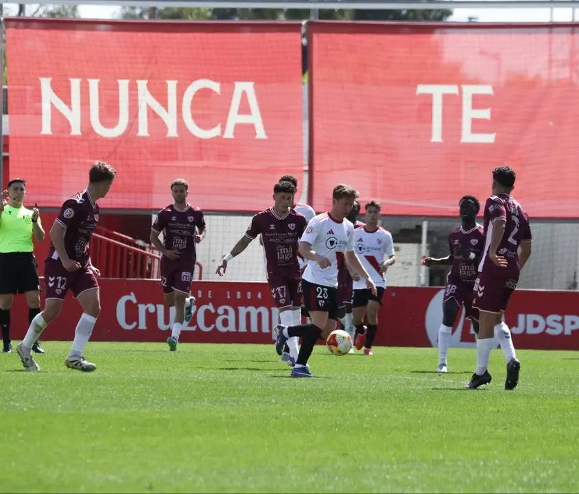 Disputa de bal&oacute;n entre ambos equipos / Antequera CF en X