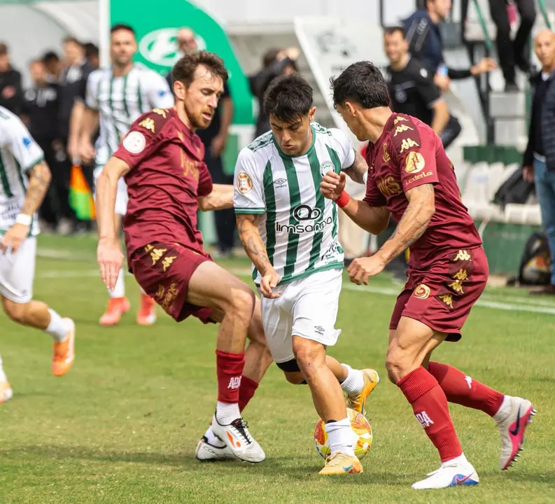 Iban Ribeiro con bal&oacute;n / Foto: Juventud Torremolinos