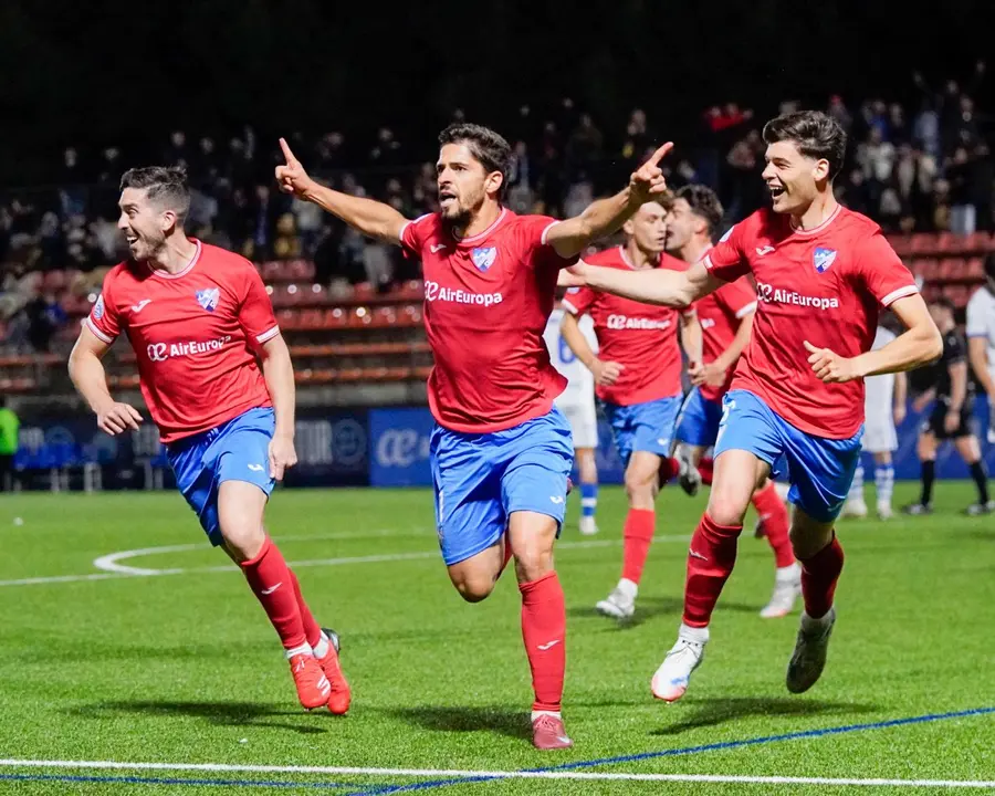 Antonio Mar&iacute;n celebrando un gol / Foto: CD Estepona