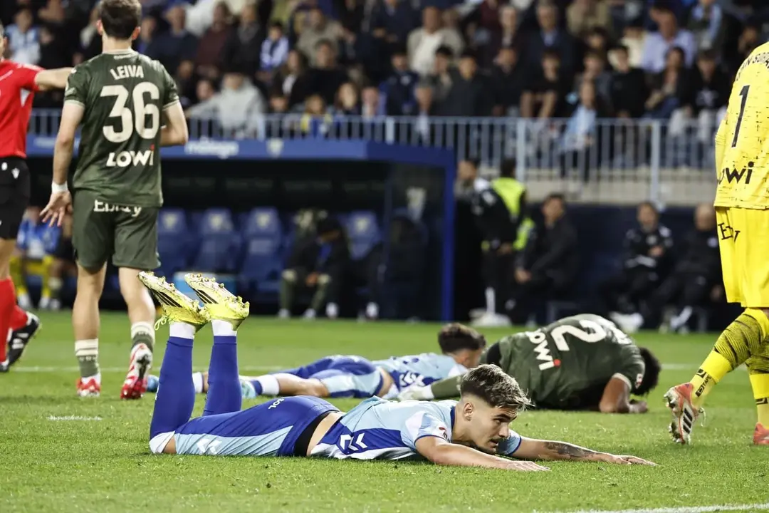 Los jugadores malaguistas se lamentan / Foto: Salvador Salas (Diario Sur)