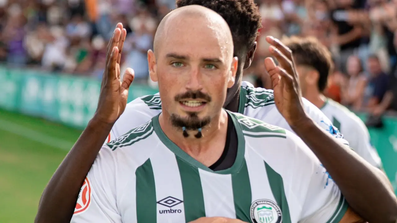 Javi M&eacute;rida se&ntilde;al&aacute;ndose el escudo / Foto: Juventud Torremolinos