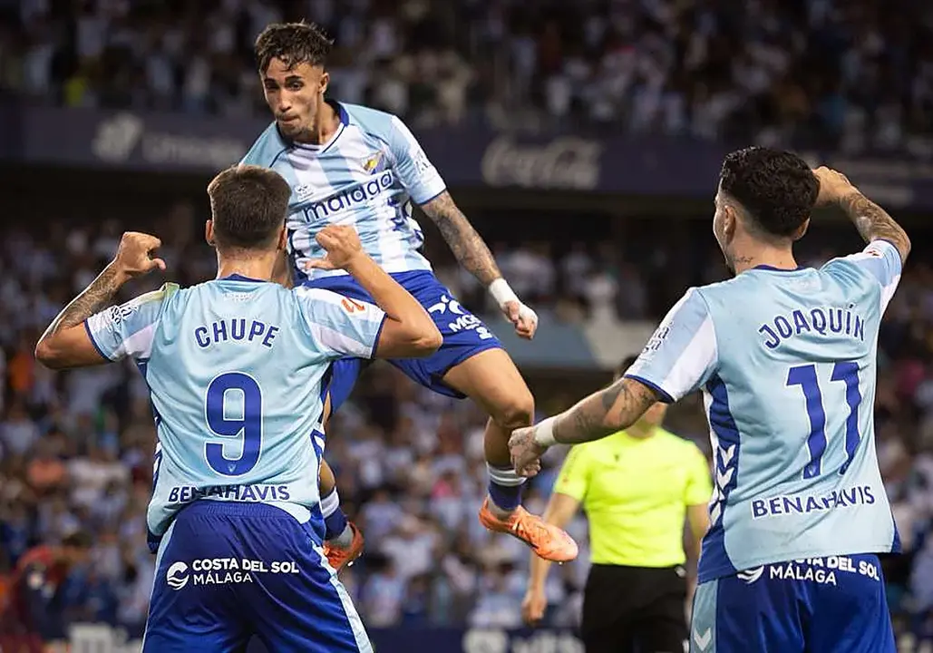 Jugadores del M&aacute;laga celebrando un tanto ante el D&eacute;por en la primera vuelta de liga / Foto: Diario Sur