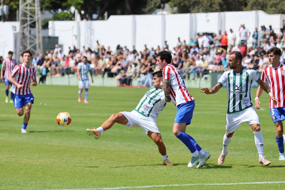 Ribeiro luchando un bal&oacute;n / Foto: Juventud Torremolinos