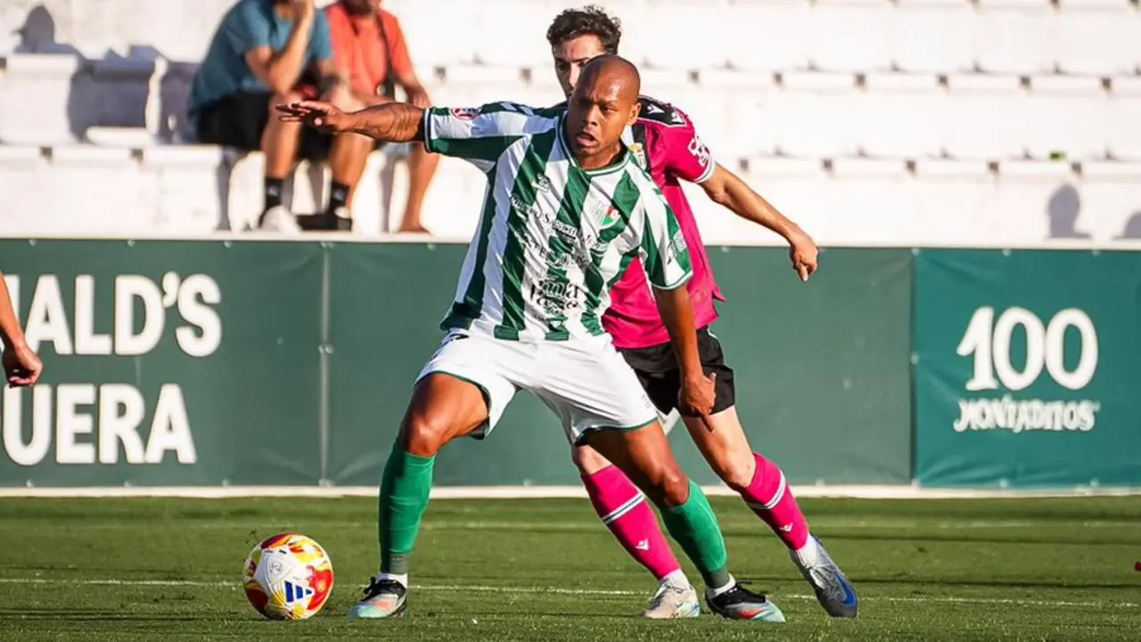 Biabiany con la pelota ante el Cartagena / Foto: Antequera CF