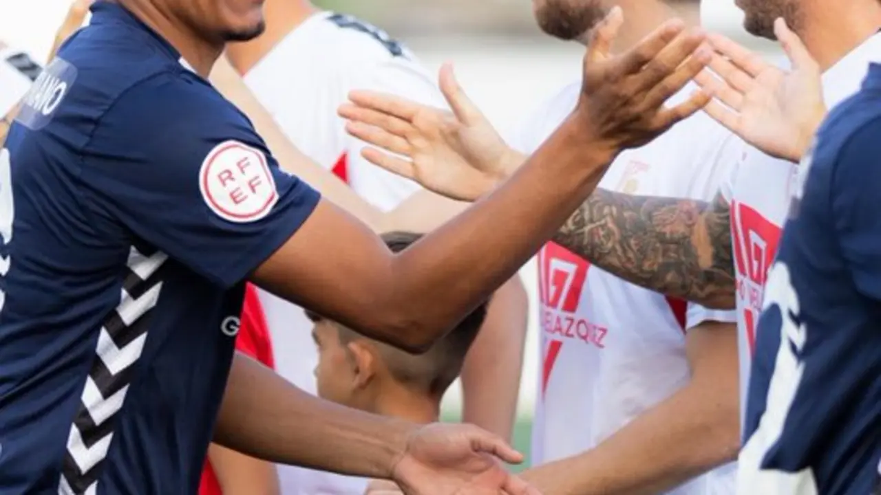 Pasamanos pre-partido entre el Atl&eacute;tico Antoniano y La Uni&oacute;n Atl&eacute;tico / Foto: CDU Malacitano en X