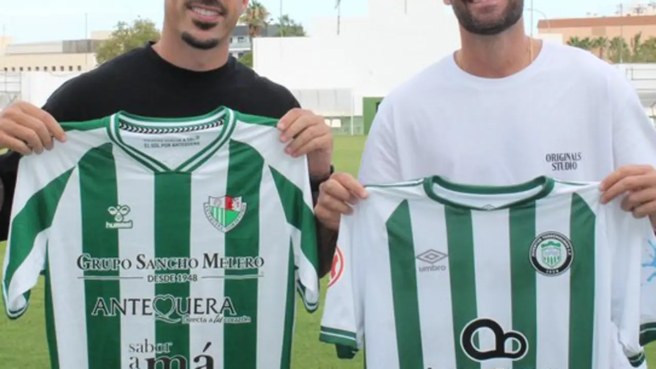 Iv&aacute;n Rodr&iacute;guez y Sergio D&iacute;az intercambiando las camisetas / Juventud Torremolinos