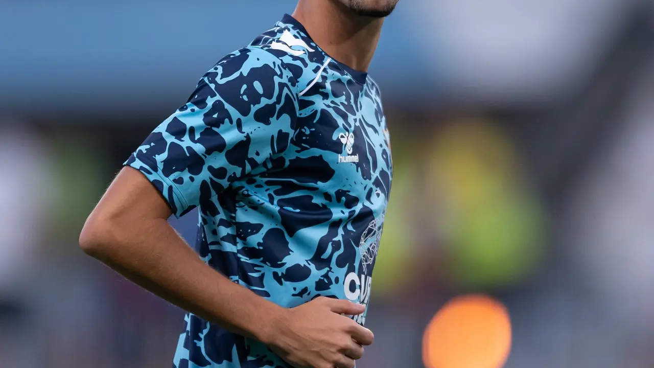 David Larrubia calentando antes de un partido / M&aacute;laga CF en X