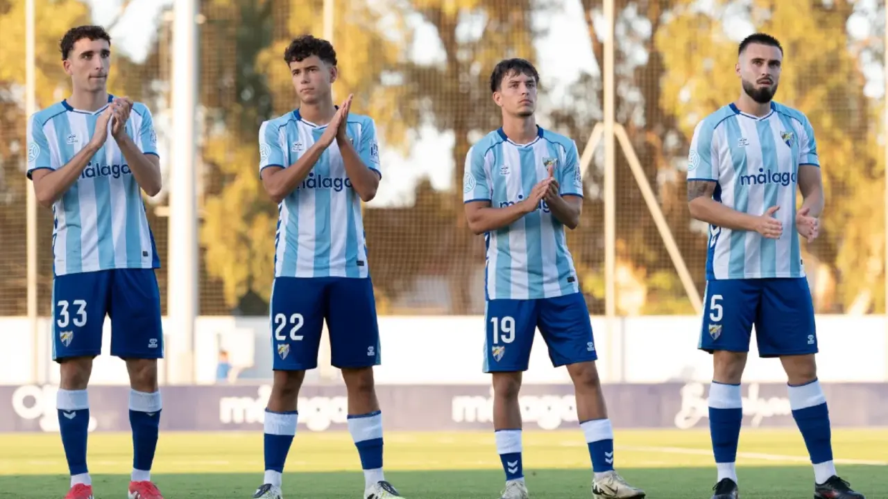 Jugadores del Atl&eacute;tico Malague&ntilde;o frente a su afici&oacute;n / foto: (101 TV)
