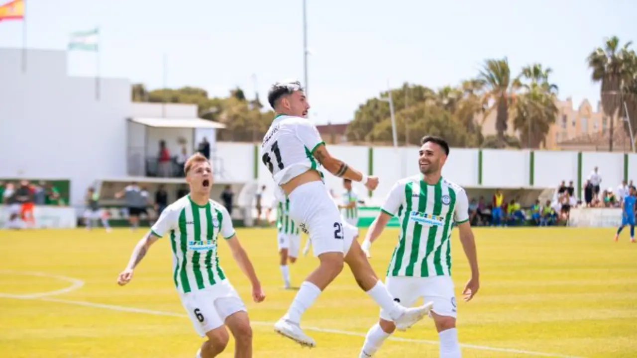 Climent, Fran Gallego y Sergio D&iacute;az celebrando un gol /Foto: Juventud Torremolinos