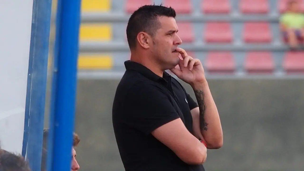Xavi Molist en el banquillo / Foto: Tot Barcelona