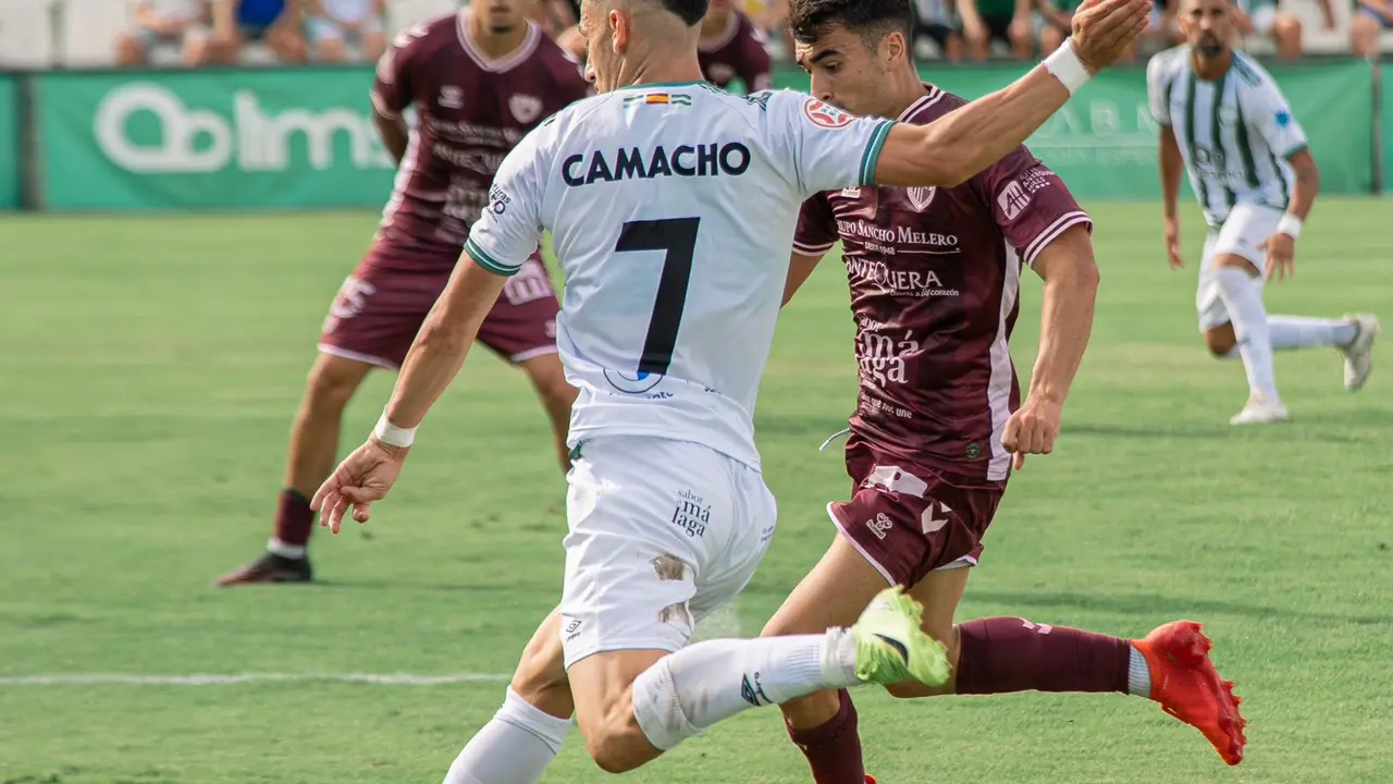 Camacho completando un regate / Juventud Torremolinos en X