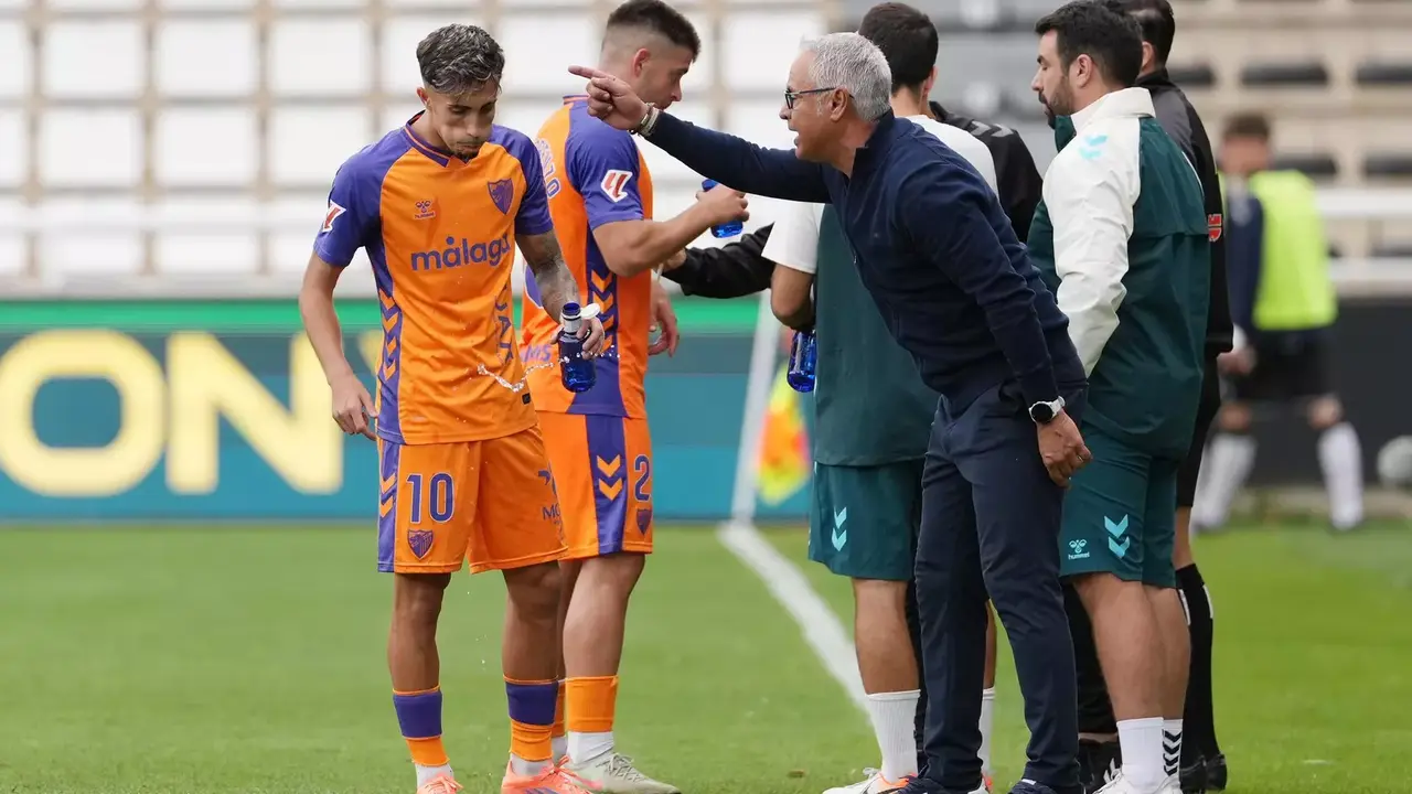 Pellicer habla con Larrubia en el Burgos-M&aacute;laga CF / M&aacute;laga Hoy