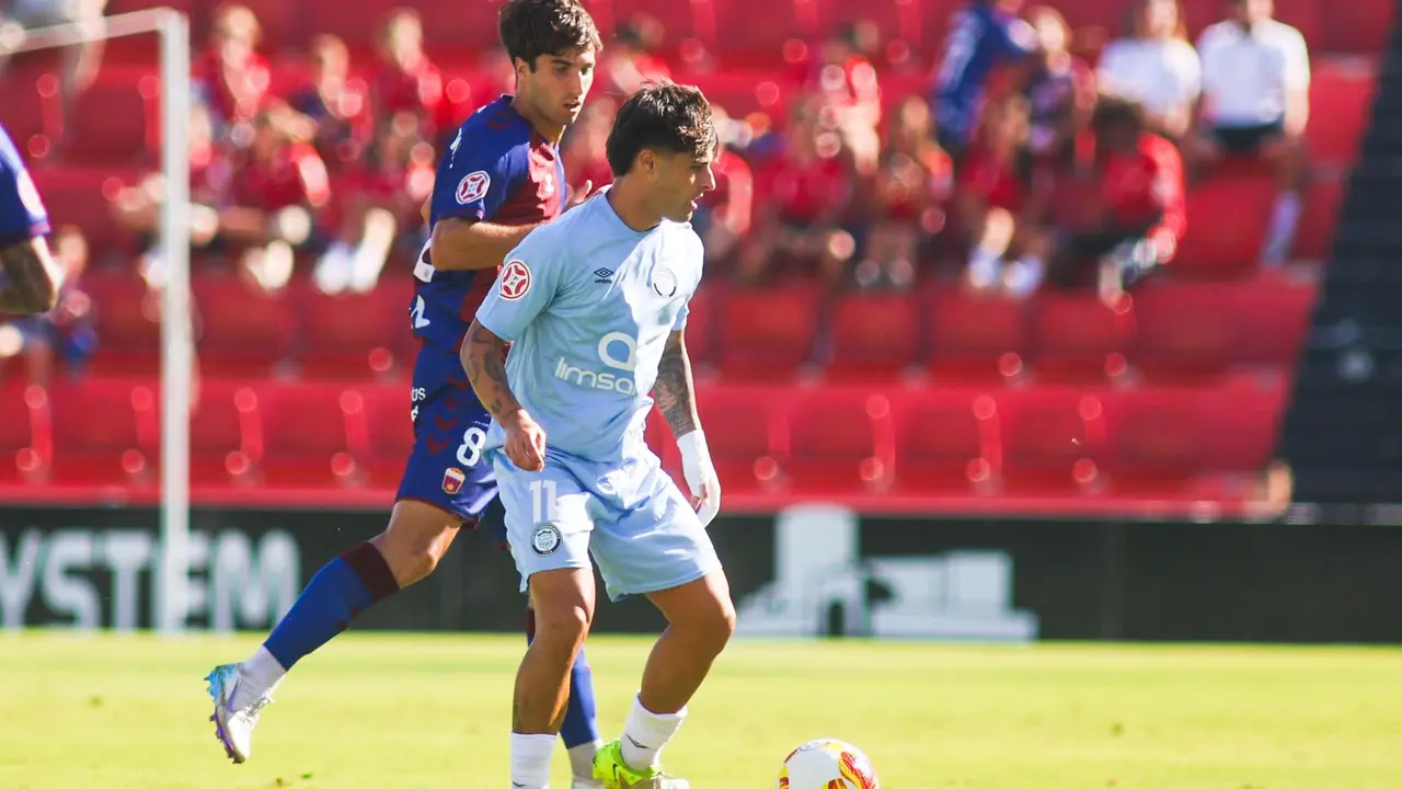 Iban Ribeiro con bal&oacute;n / Foto: Juventud Torremolinos