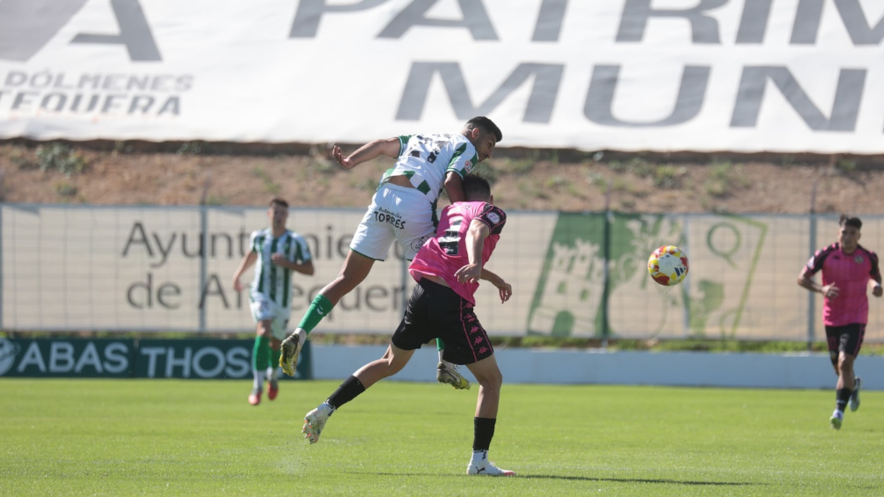 Osama peleando un bal&oacute;n por arriba / Foto: Antequera CF