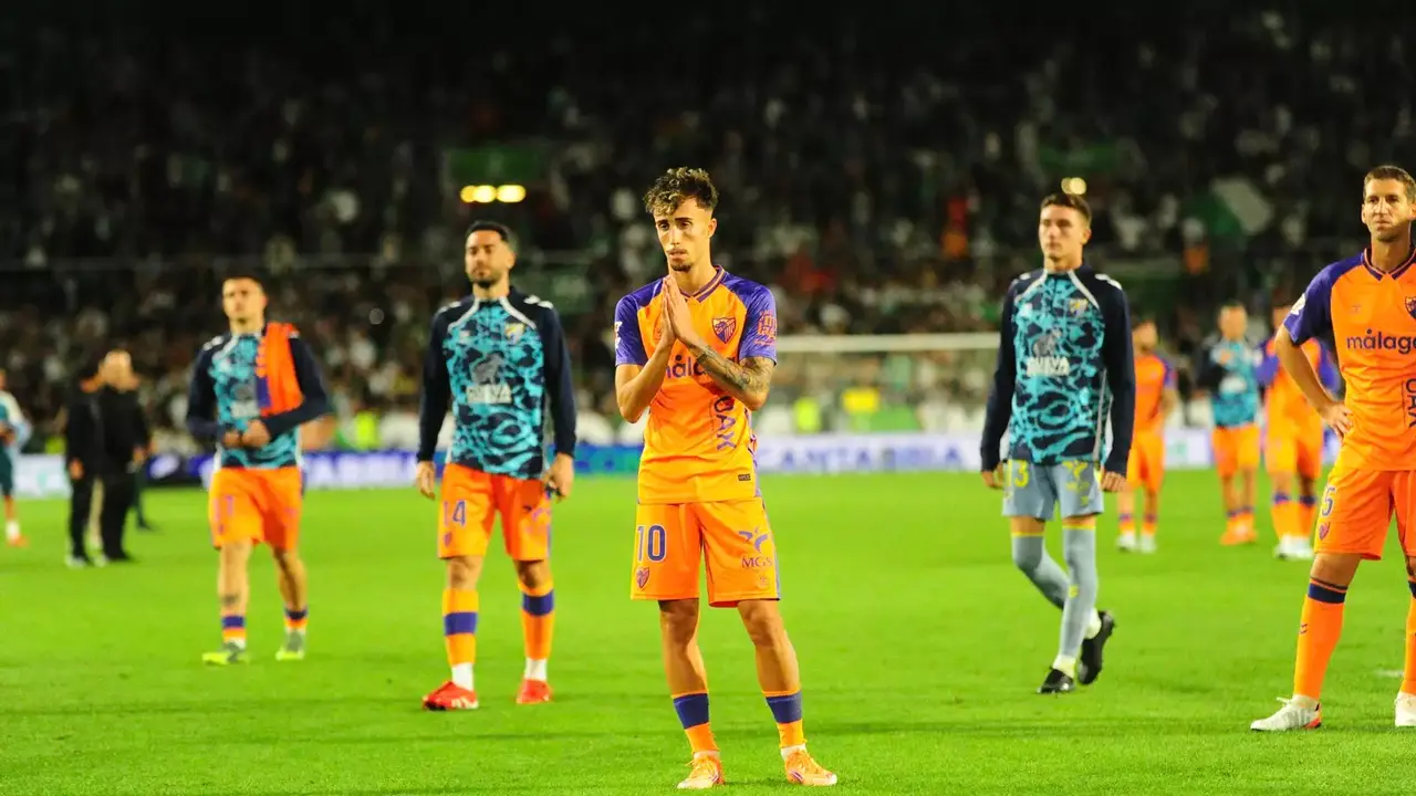Jugadores del M&aacute;laga CF tras la derrota / Foto: M&aacute;laga Hoy
