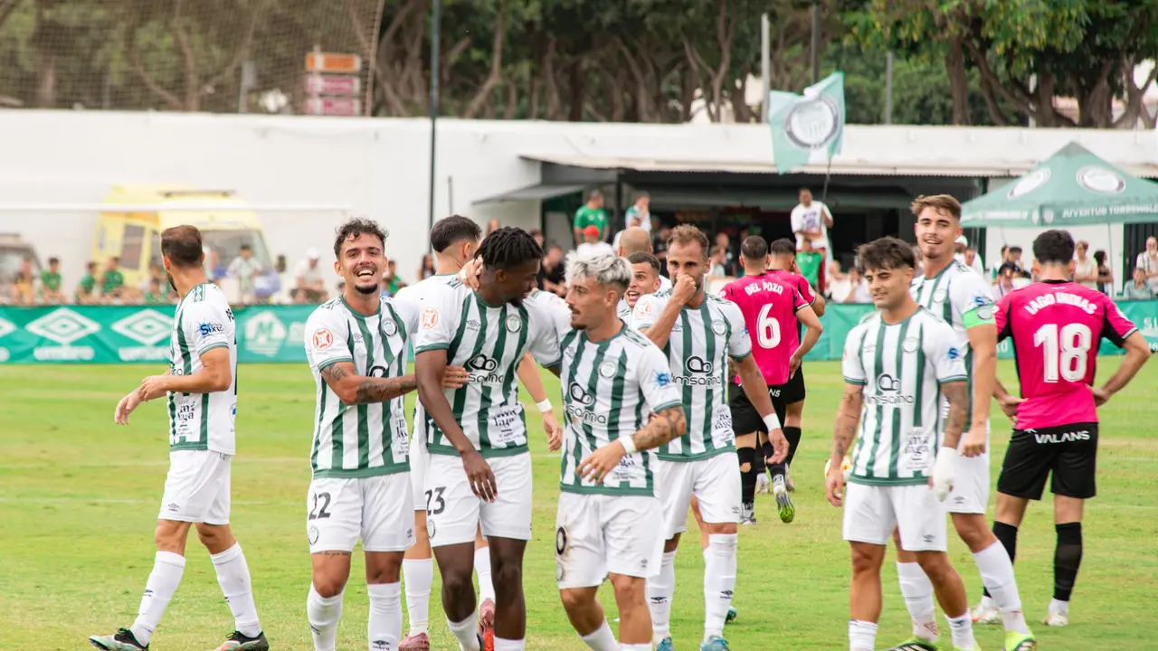 El Torremolinos celebrando el gol de Alset / Juventud Torremolinos