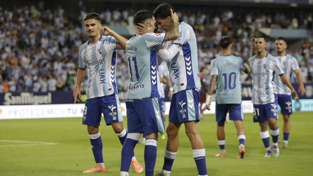 Los jugadores malaguistas celebrando el gol de Chupe / LaLiga Hypermotion en X