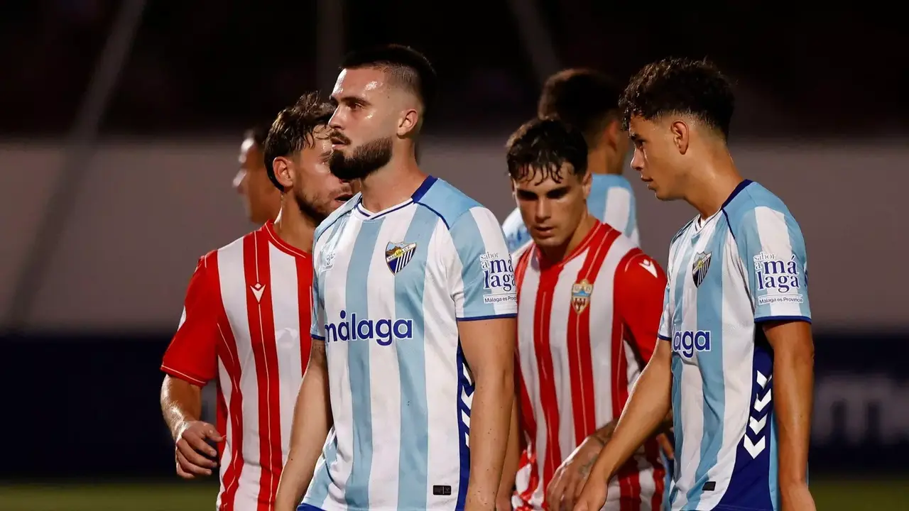 Jugadores del Atl&eacute;tico Malague&ntilde;o tras la derrota frente al Almer&iacute;a B / Foto: M&aacute;laga Hoy