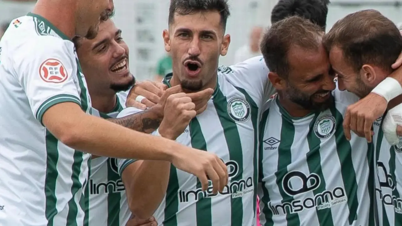 Jugadores del Juventud Torremolinos celebrando un gol / Foto: Juventud Torremolinos