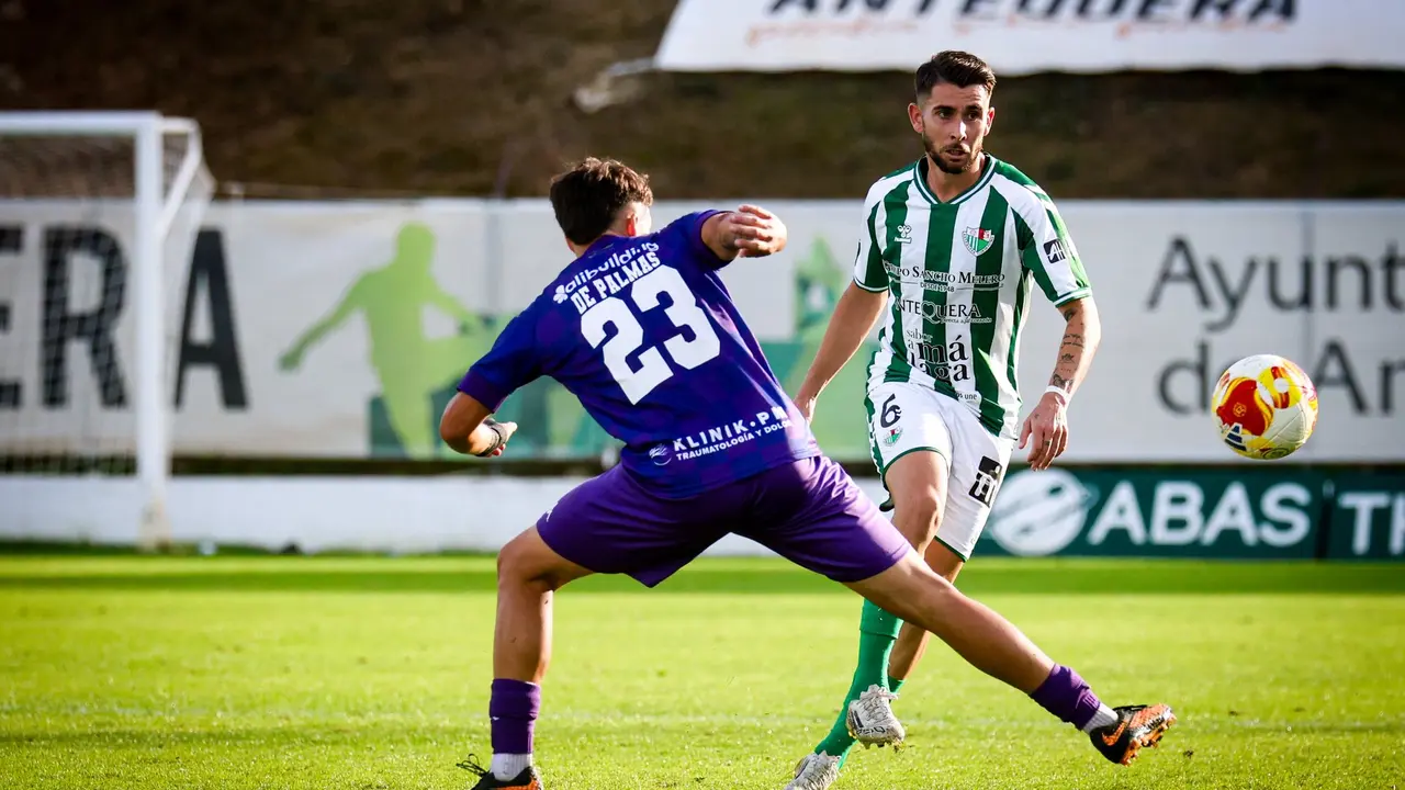 David Ramos con bal&oacute;n / Foto: Antequera CF