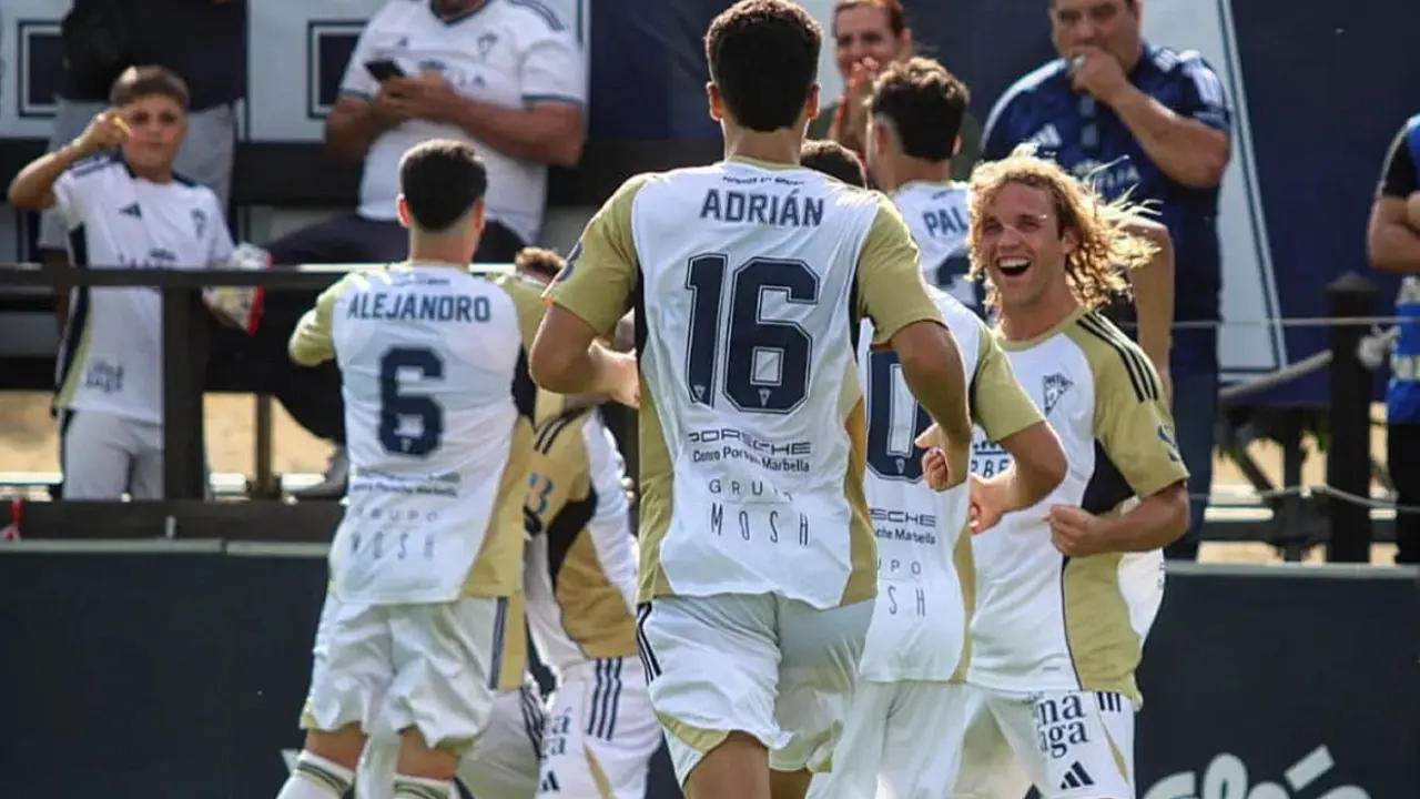 Jugadores del Marbella FC celebrando un gol / Foto: Marbella FC en RRSS