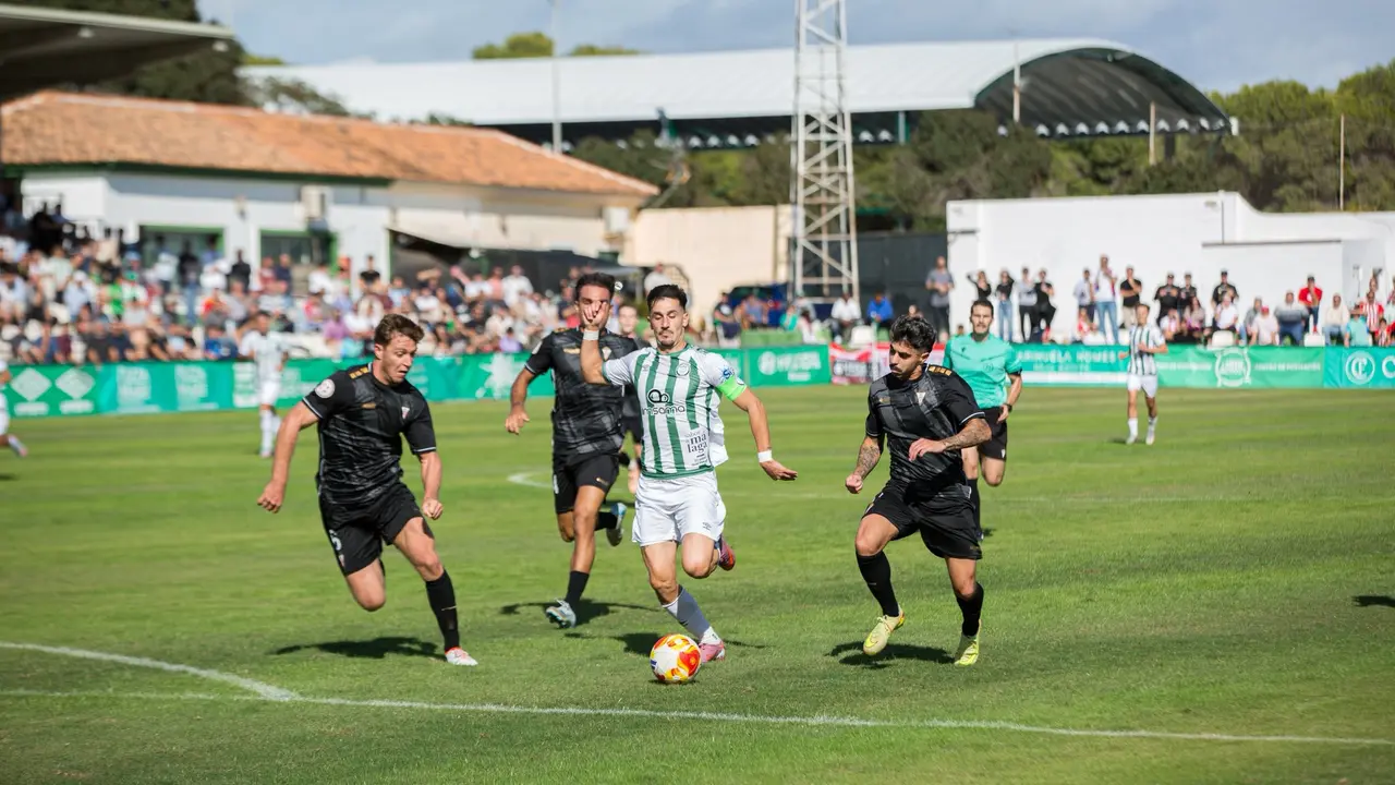 &Aacute;lex Camacho corriendo con bal&oacute;n / Foto: Juventyd Torremolinos