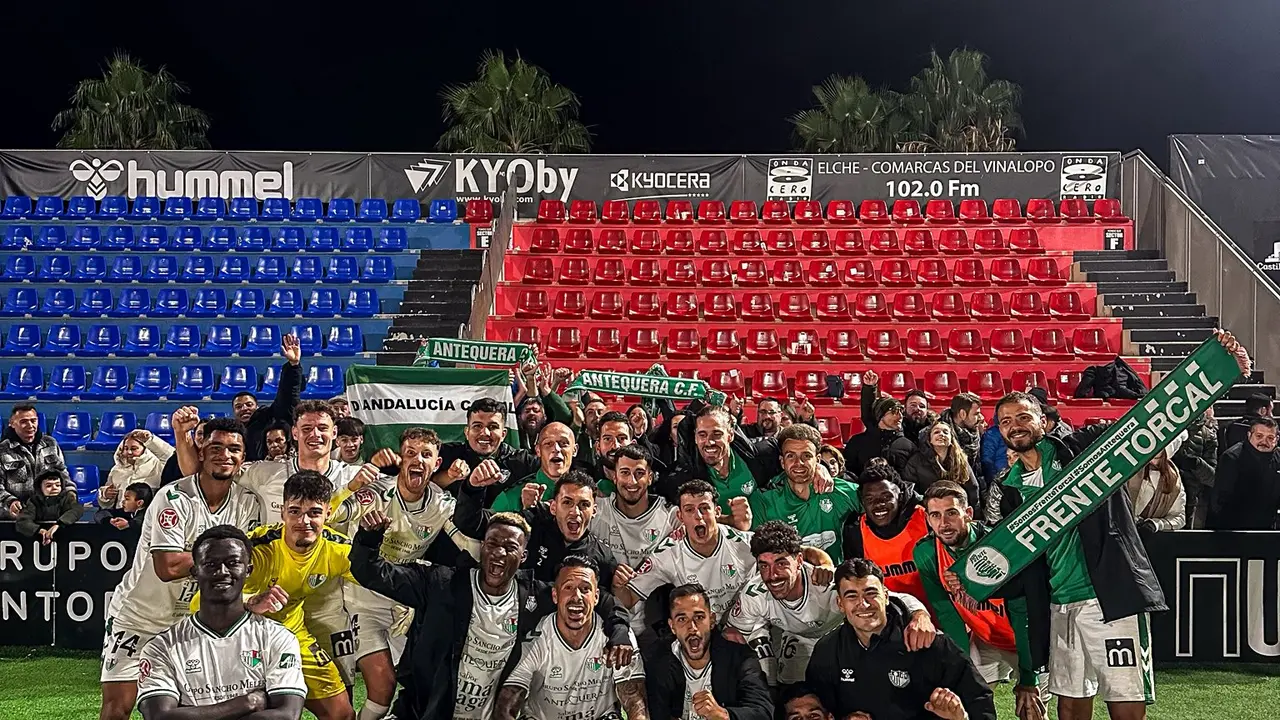 La plantilla del Antequera con sus aficionados / Antequera CF en X
