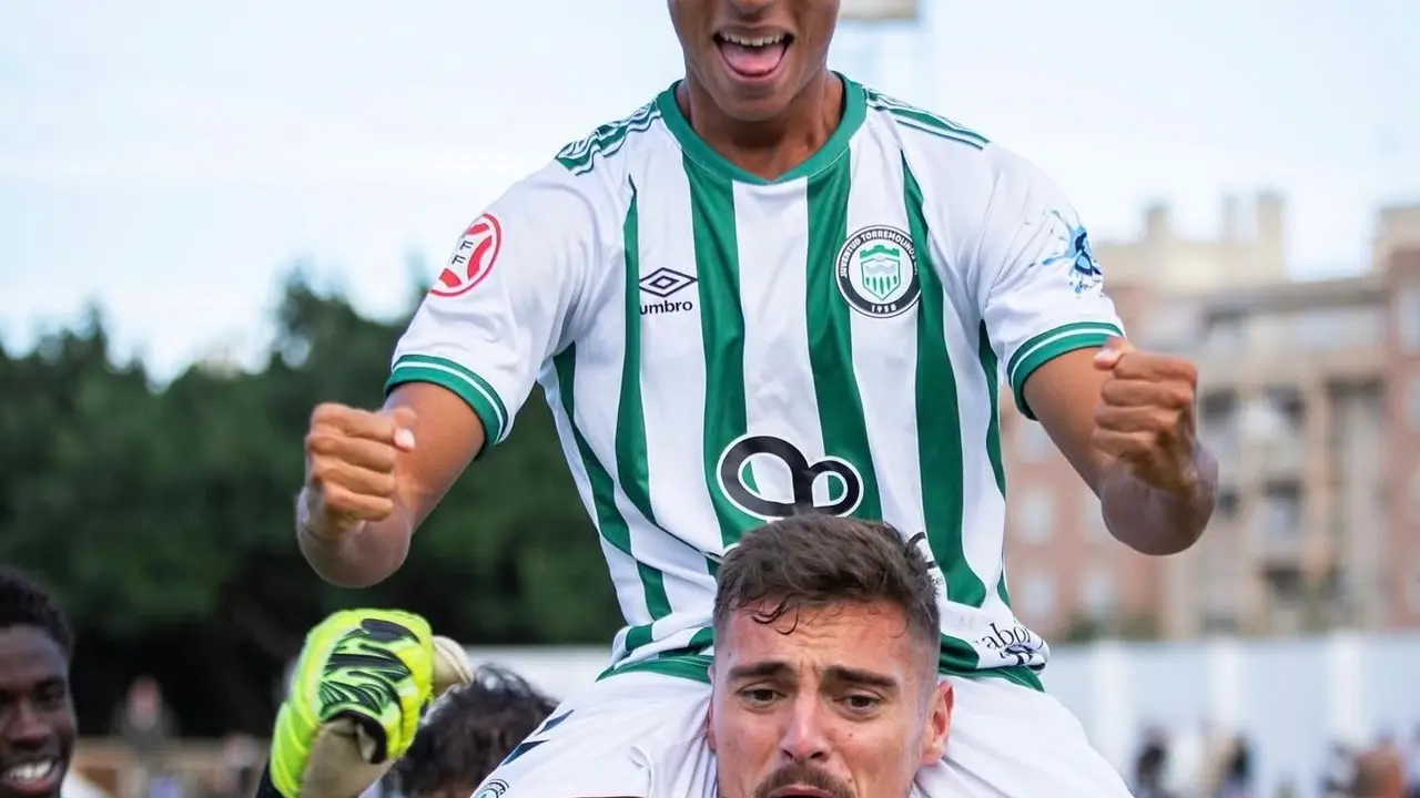 Rodri Ajegun celebrando su gol en los hombros de Fran Mart&iacute;nez / Juventud Torremolinos