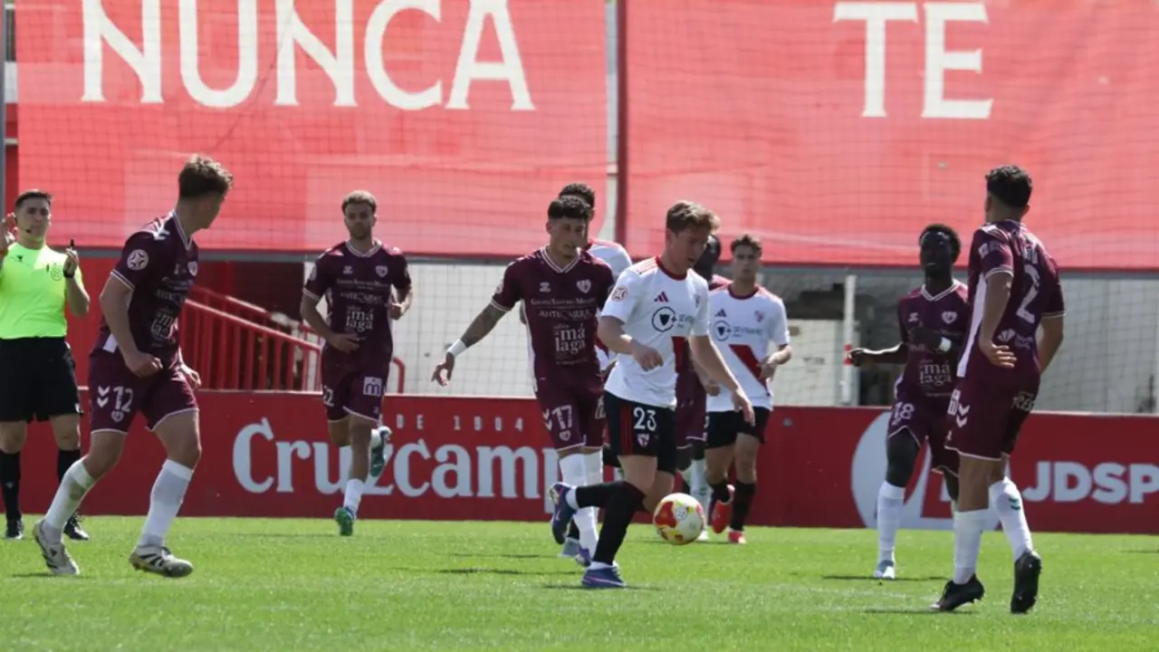 Disputa de bal&oacute;n entre ambos equipos / Antequera CF en X