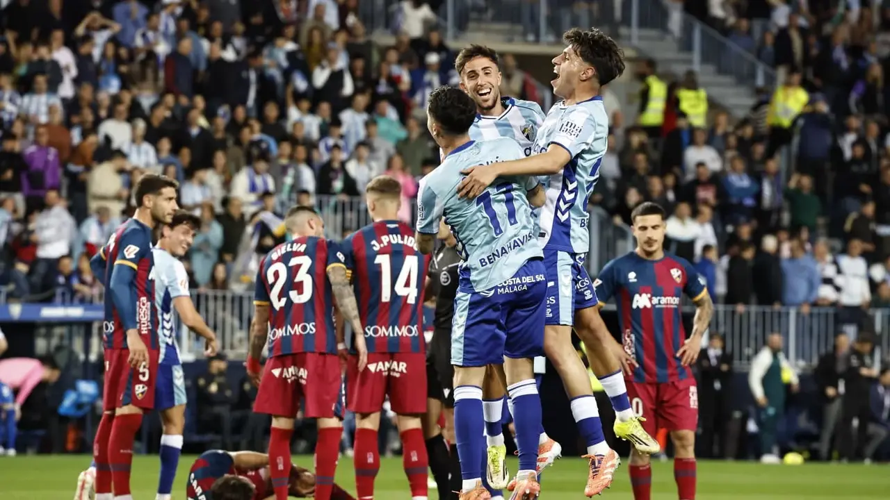 La alegr&iacute;a de los jugadores malaguistas tras uno de los goles / Foto: Salvador Salas (Diario Sur)