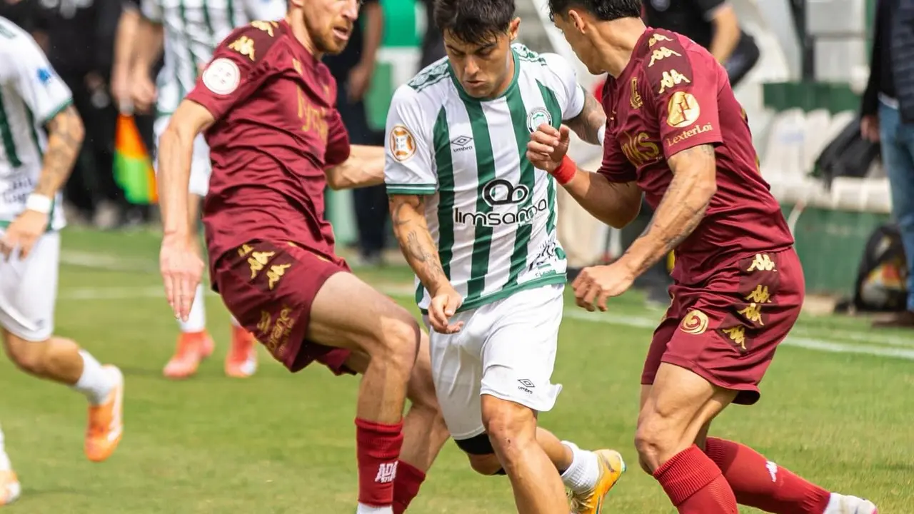 Iban Ribeiro con bal&oacute;n / Foto: Juventud Torremolinos