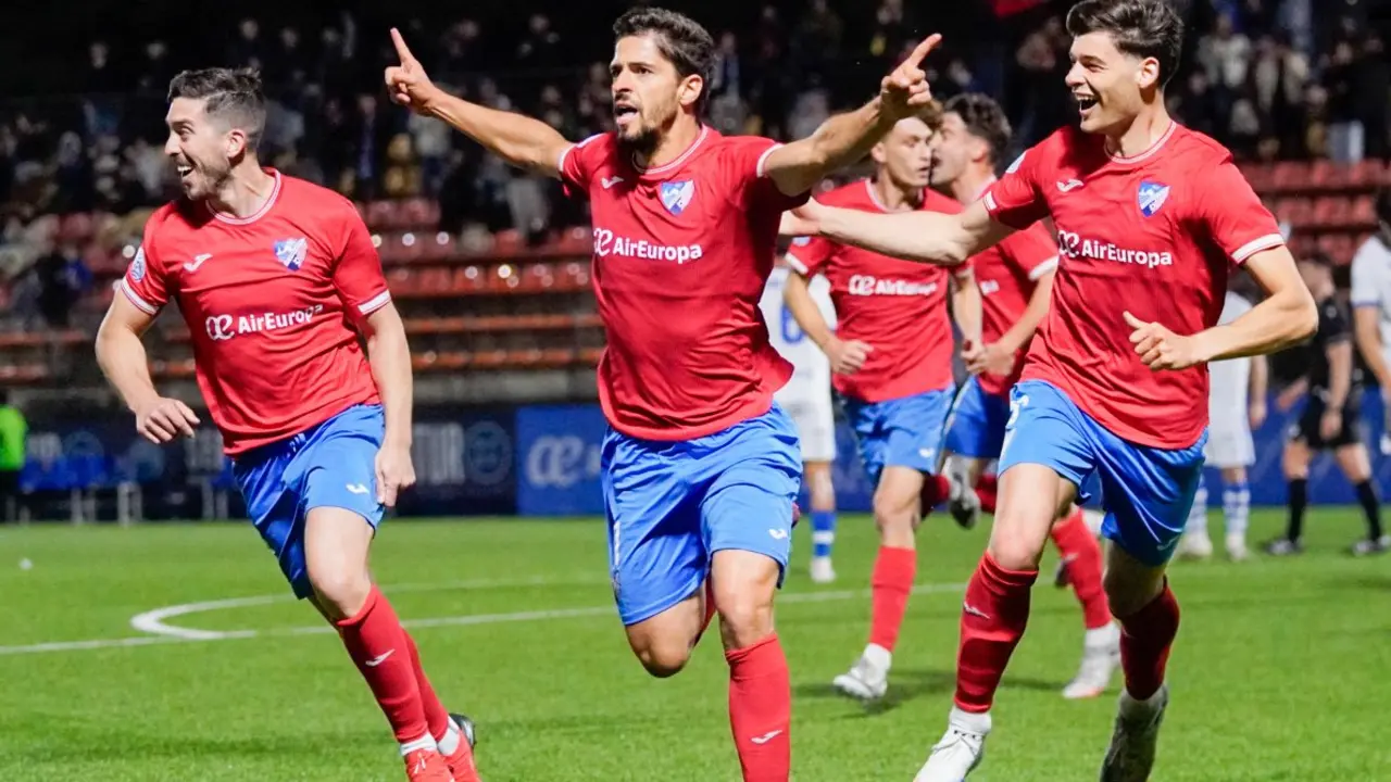 Antonio Mar&iacute;n celebrando un gol / Foto: CD Estepona