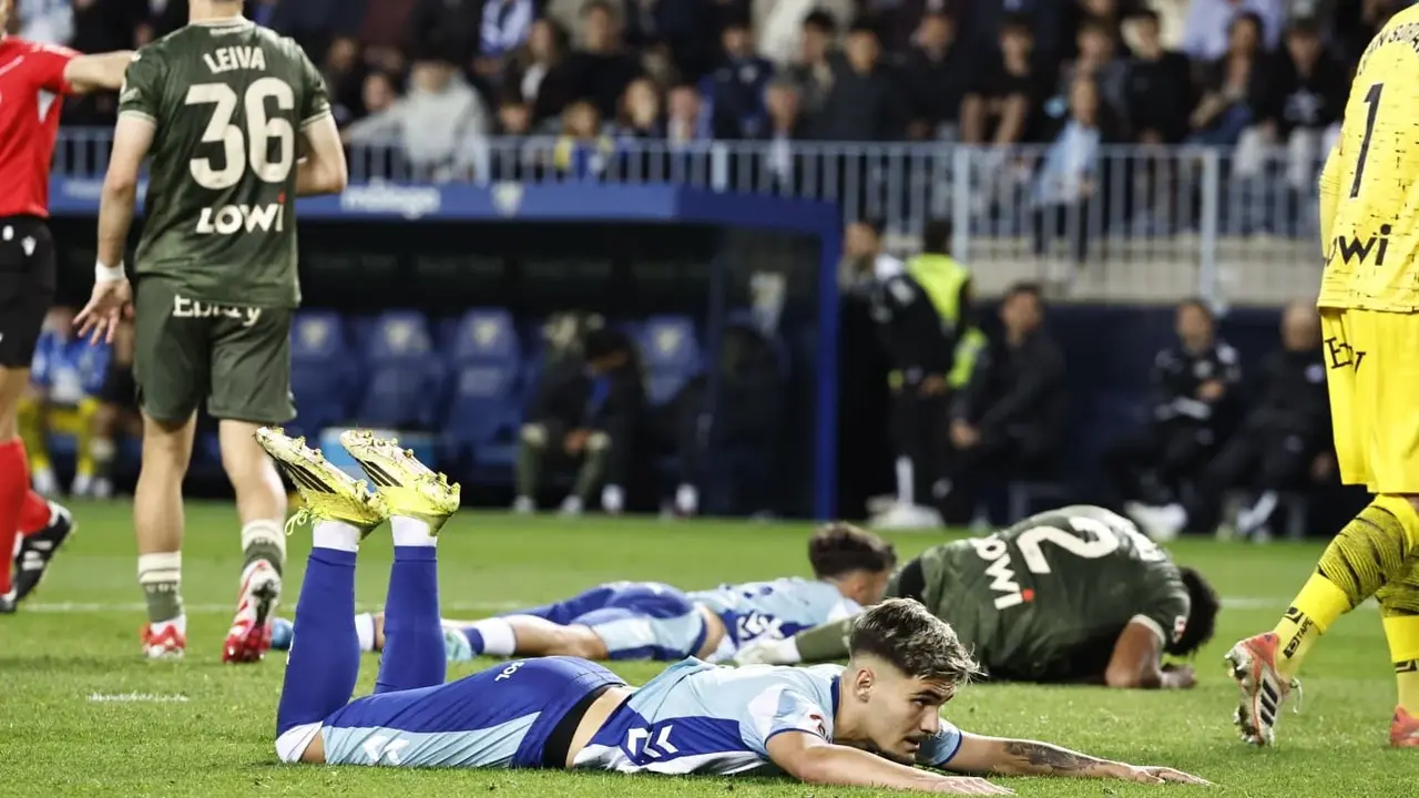 Los jugadores malaguistas se lamentan / Foto: Salvador Salas (Diario Sur)